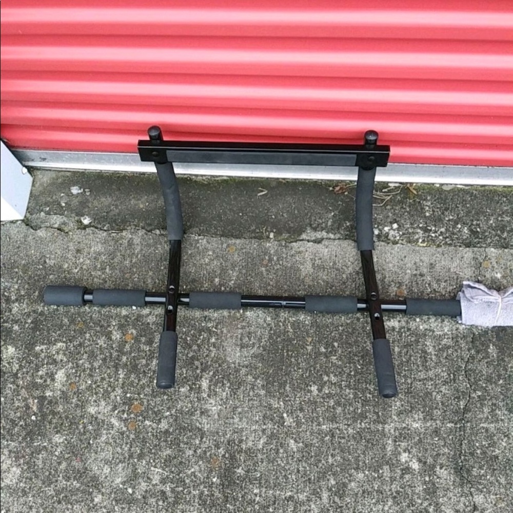 Pull up bar for exercising